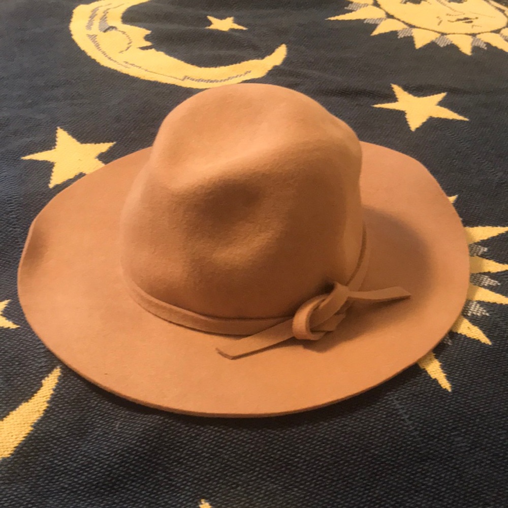 Tan felt mid brim hat